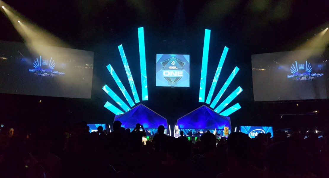 A cheeky picture of the tournament stage before the next match, with the arena lights turned off.